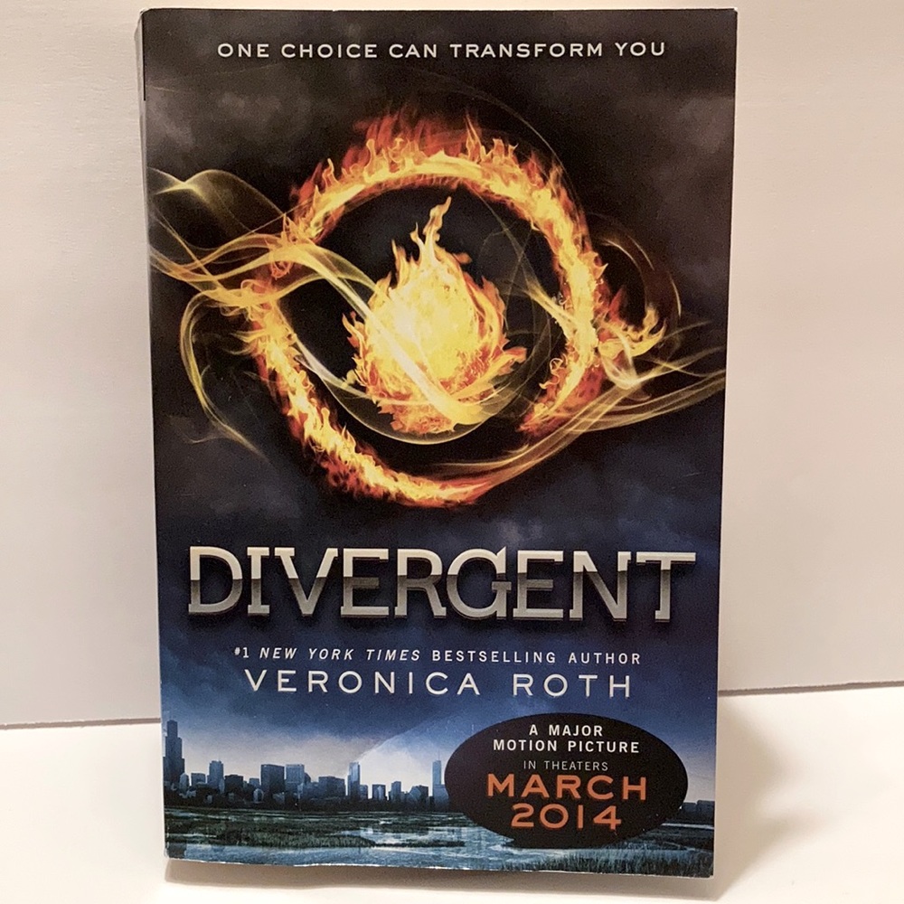 🛍️ Divergent by Veronica Roth